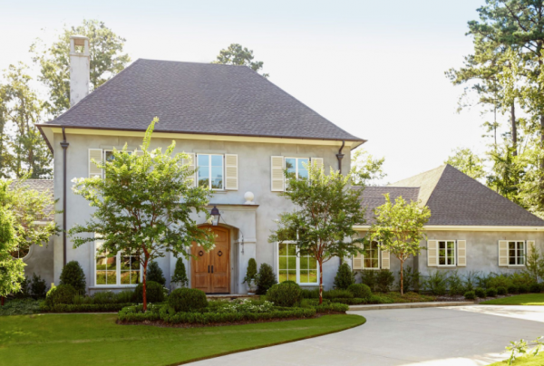 Rumah bergaya Eropa dengan aksen dinding batu dan hiasan dekoratif yang menawan